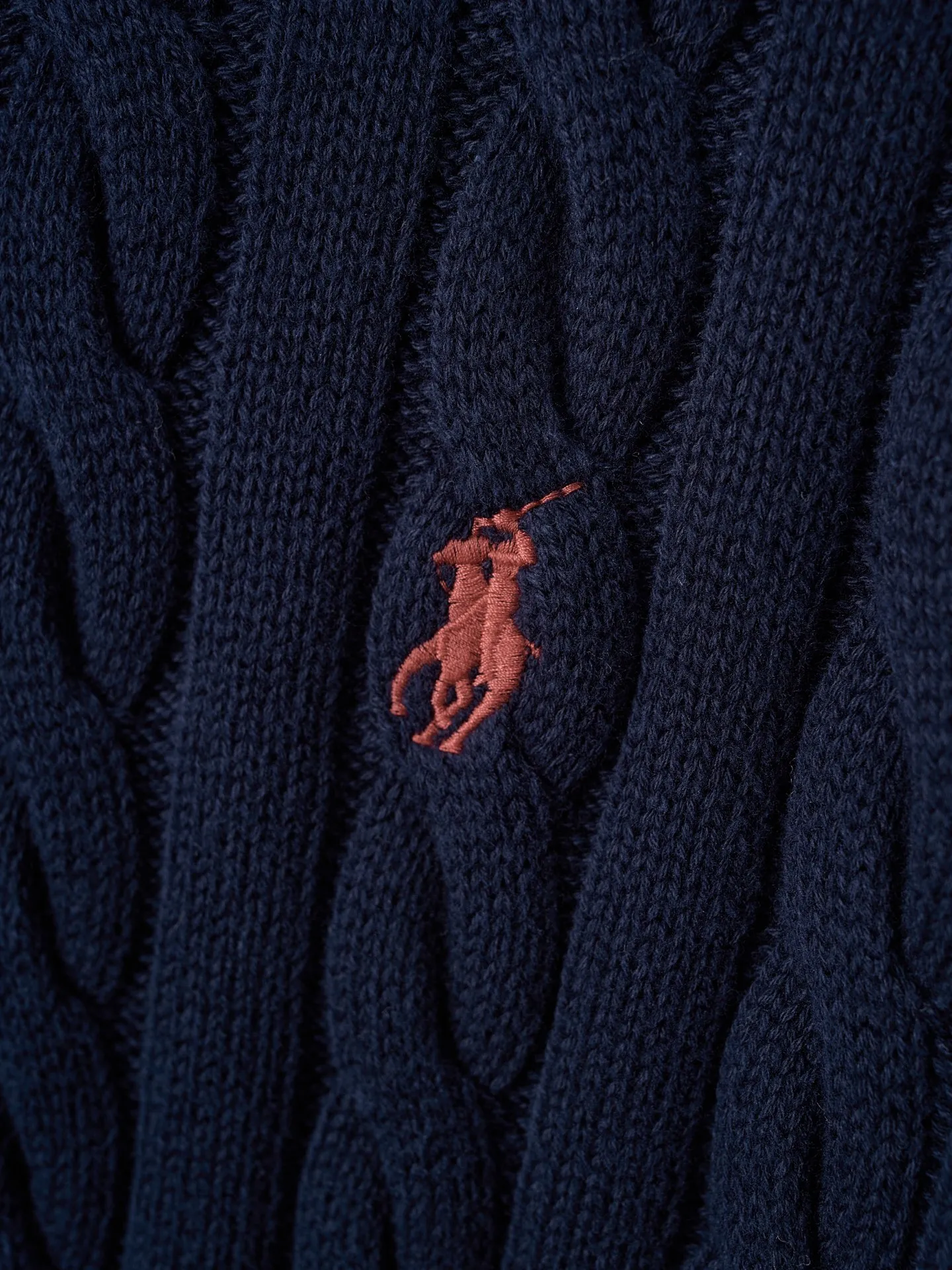 P420 Actual auction] Ralph Lauren/Ralph Lauren embroidered cable knitted half-zip sweater [Ready stock] S M L Zippered half-high collar design, just the right amount of splendor. Interpret high-end style with unique details. Adhere to the timeless elegance and taste. Use imported machine embroidery technology. Use advanced computer control system and precision mechanical components to realize the iconic pony embroidery operation. High precision. Smooth and delicate lines. Three-dimensional cable weaving. Through clever shifting and interweaving of coils, adjacent coils are cross-shifted to form a twisting effect. The lines are smooth and regular. Time-consuming and labor-intensive. Ready-made clothes are washed and softened to remove odors. Use professional washing equipment and specific detergents to deeply clean and deodorize clothes, improve the feel and appearance of clothes, and improve the fit.